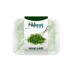 Embalagem-plastica-retangular-transparente-com-rotulo-branco-e-verde-no-topo.-Ao-centro-imagem-ilustrativa-de-Alga-Wakame-com-hashis.